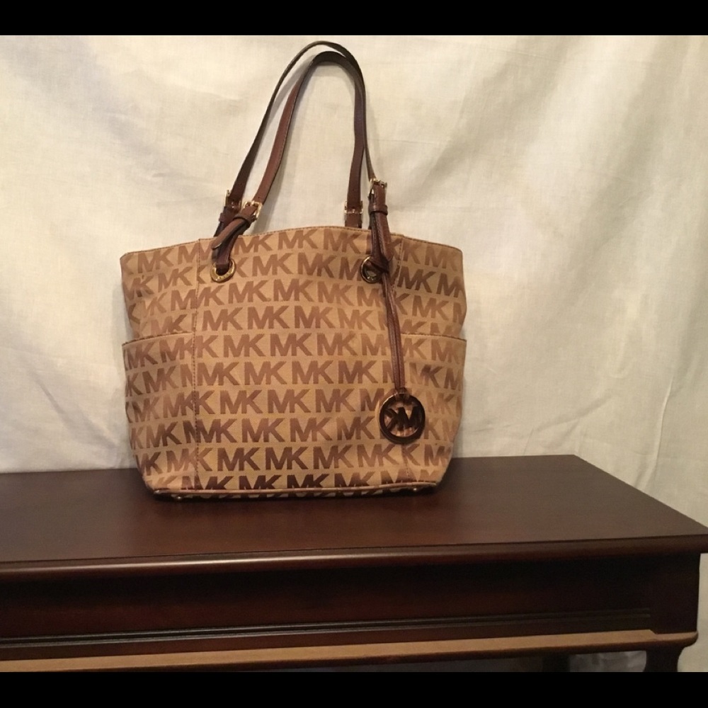 Large Micheal Kors shoulder bag
